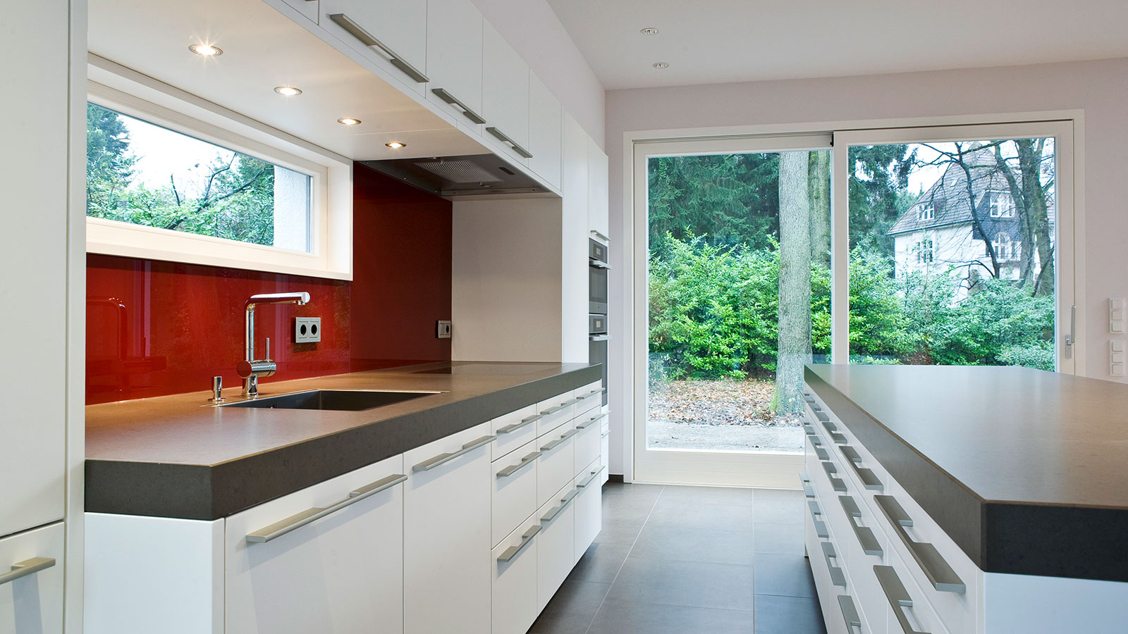 Die offene Küche wurde von Beilstein Innenarchitektur entworfen und von Siematic umgesetzt