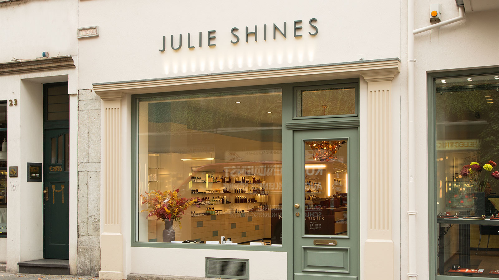 Die Hausfassade des Ladengeschäftes Julie Shines wurde während des Ladenumbaus direkt mit renoviert