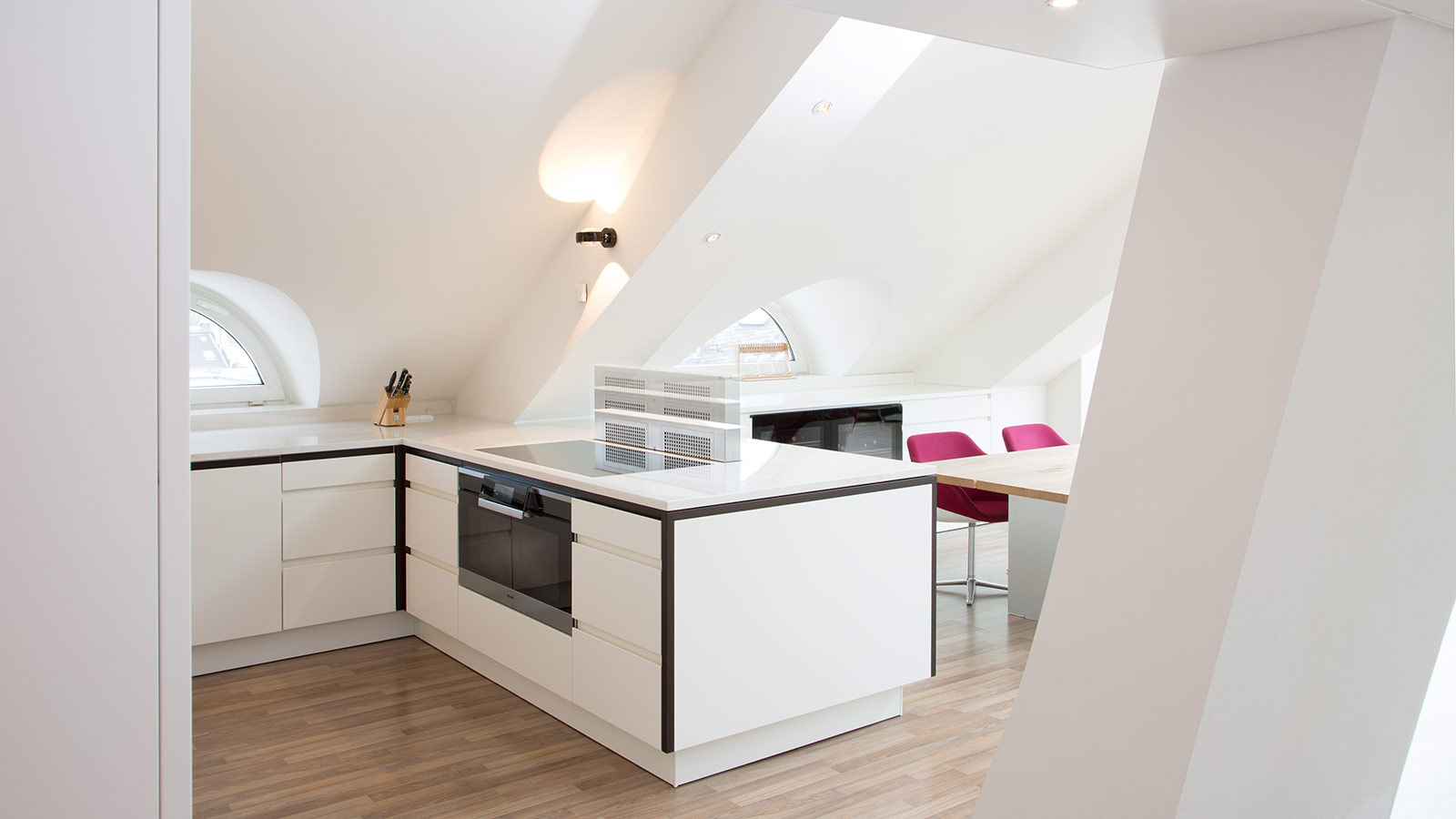 Loftküche in Köln mit Atmosphäre - Der Küchenblock ist mit einer versenkbaren Dunstabzugshaube ausgestattet